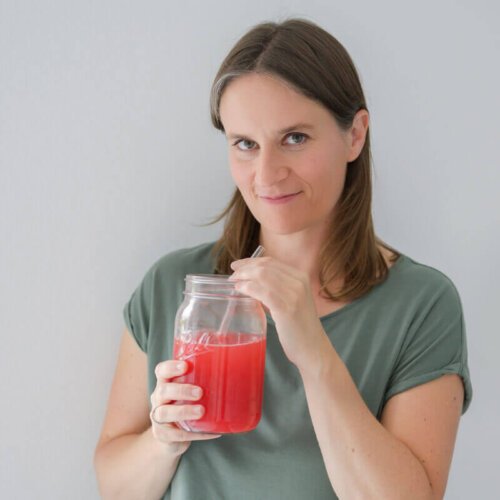 Designerin mit frisch gepresstem Wassermelonensaft.